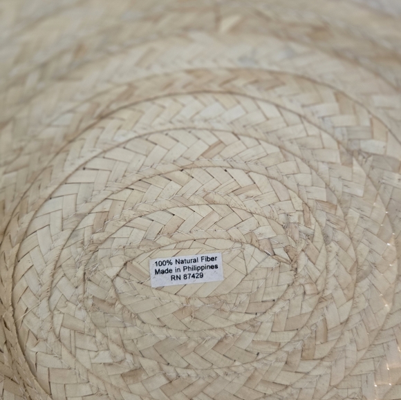 Five beautiful straw hats + hat box! - Picture 5 of 16